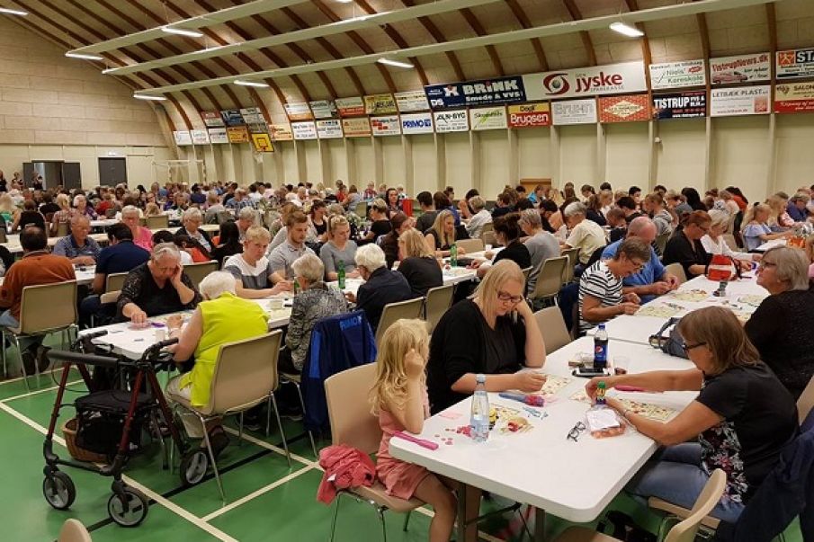 Video: Omkring 350 til bankospil i Hodde Tistrup Hallen.